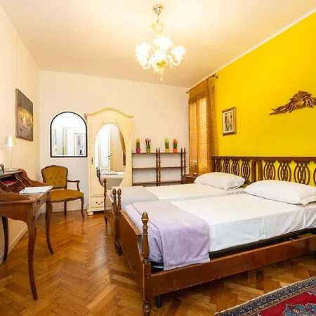 By Rialto Apartment *