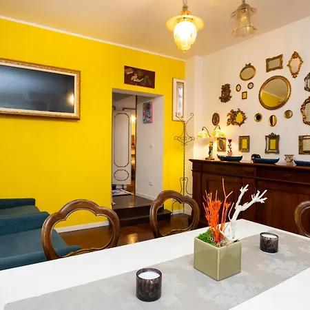 By Rialto Apartment *