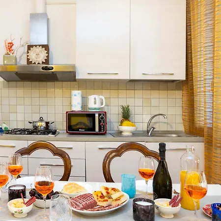 By Rialto Apartment *